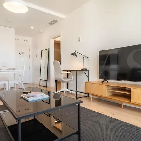 Bright 24th Floor Apartment, Pool & Gym Rems *