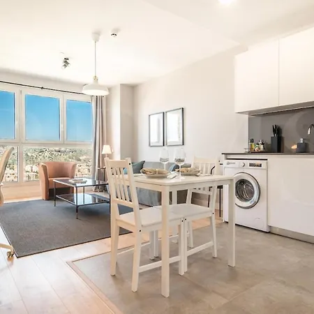 Διαμέρισμα Bright 24th Floor Apartment, Pool & Gym Rems