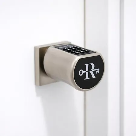 Bright 24th Floor Apartment, Pool & Gym Rems Апартаменты *