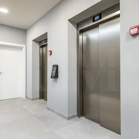 Bright 24th Floor Apartment, Pool & Gym Rems * Μάλαγα