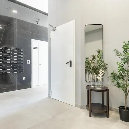Bright 24th Floor Apartment, Pool & Gym Rems * Μάλαγα