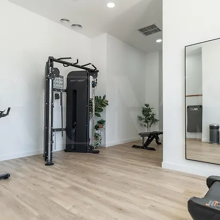 Bright 24th Floor Apartment, Pool & Gym Rems * Μάλαγα