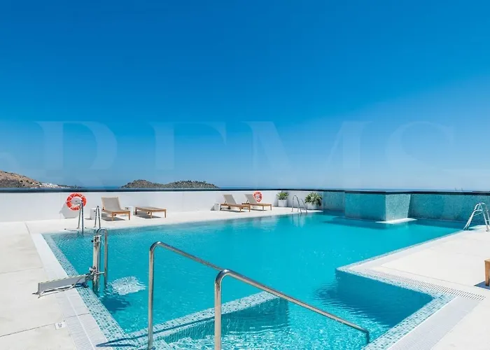 Bright 24th Floor Apartment, Pool & Gym Rems Апартаменты Малага