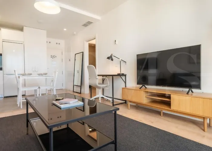 Bright 24th Floor Apartment, Pool & Gym Rems *