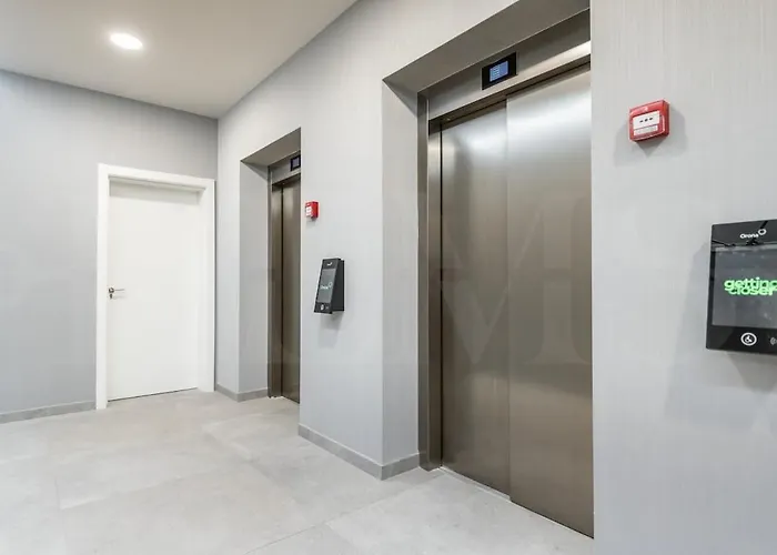 Bright 24th Floor Apartment, Pool & Gym Rems * Малага