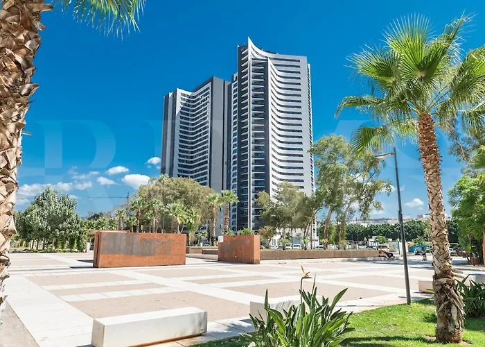 Bright 24th Floor Apartment, Pool & Gym Rems Апартаменты