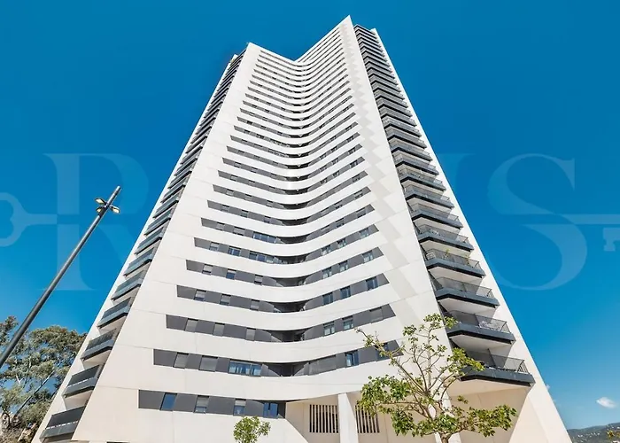 Bright 24th Floor Apartment, Pool & Gym Rems Апартаменты Малага